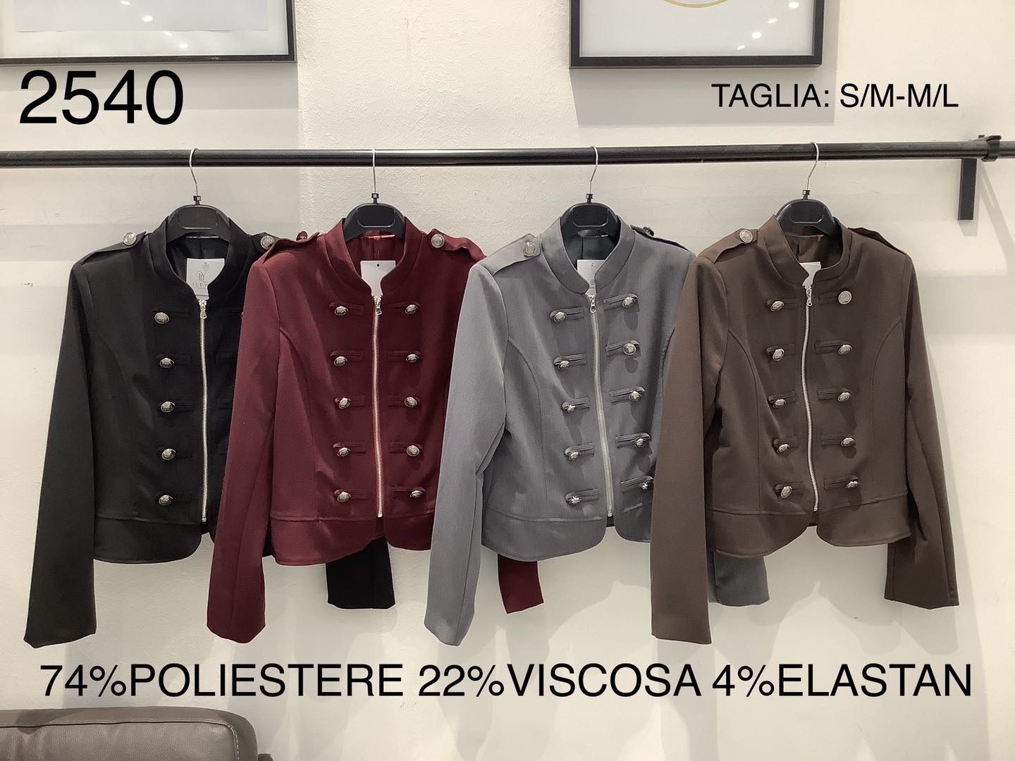 Giacca donna stile militare con bottoni decorativi