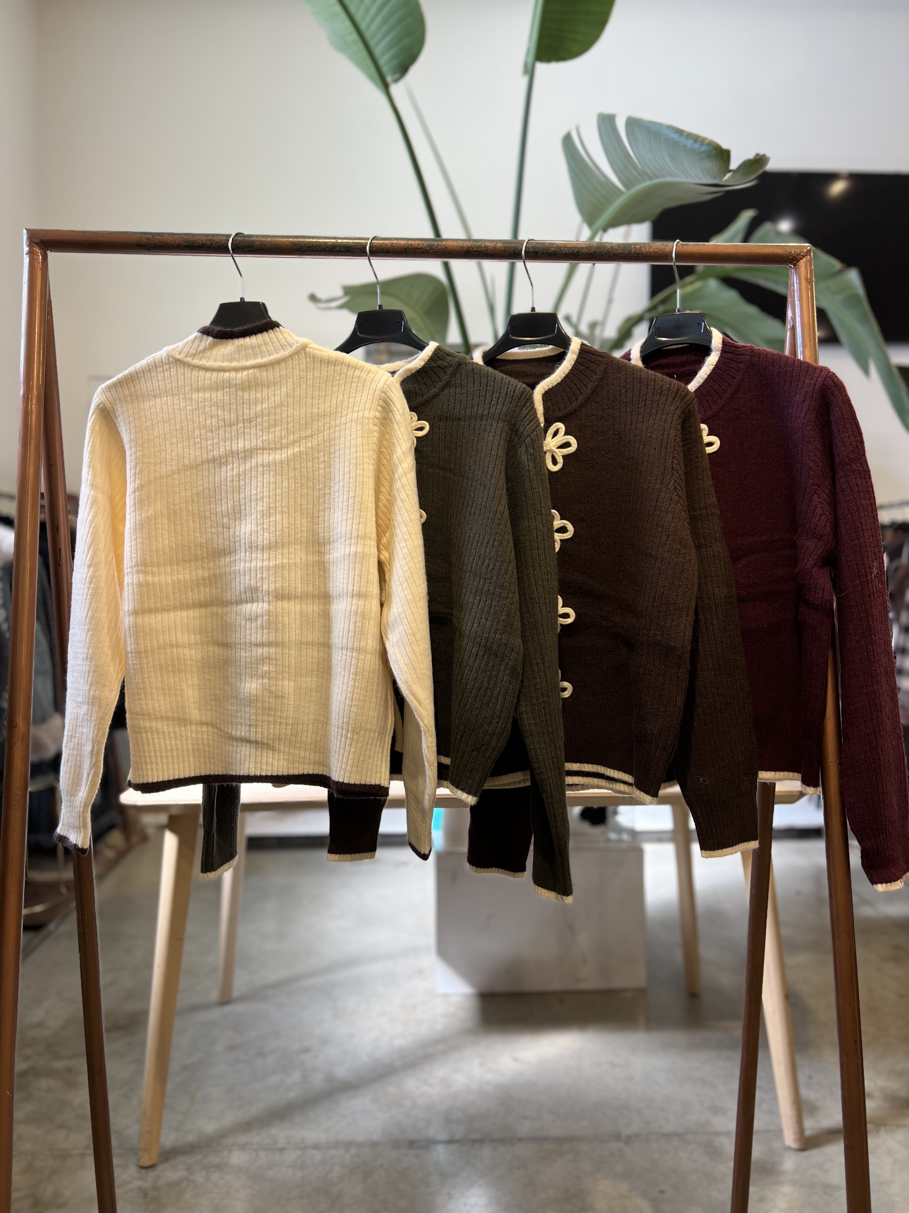 Cardigan in maglia con alamari