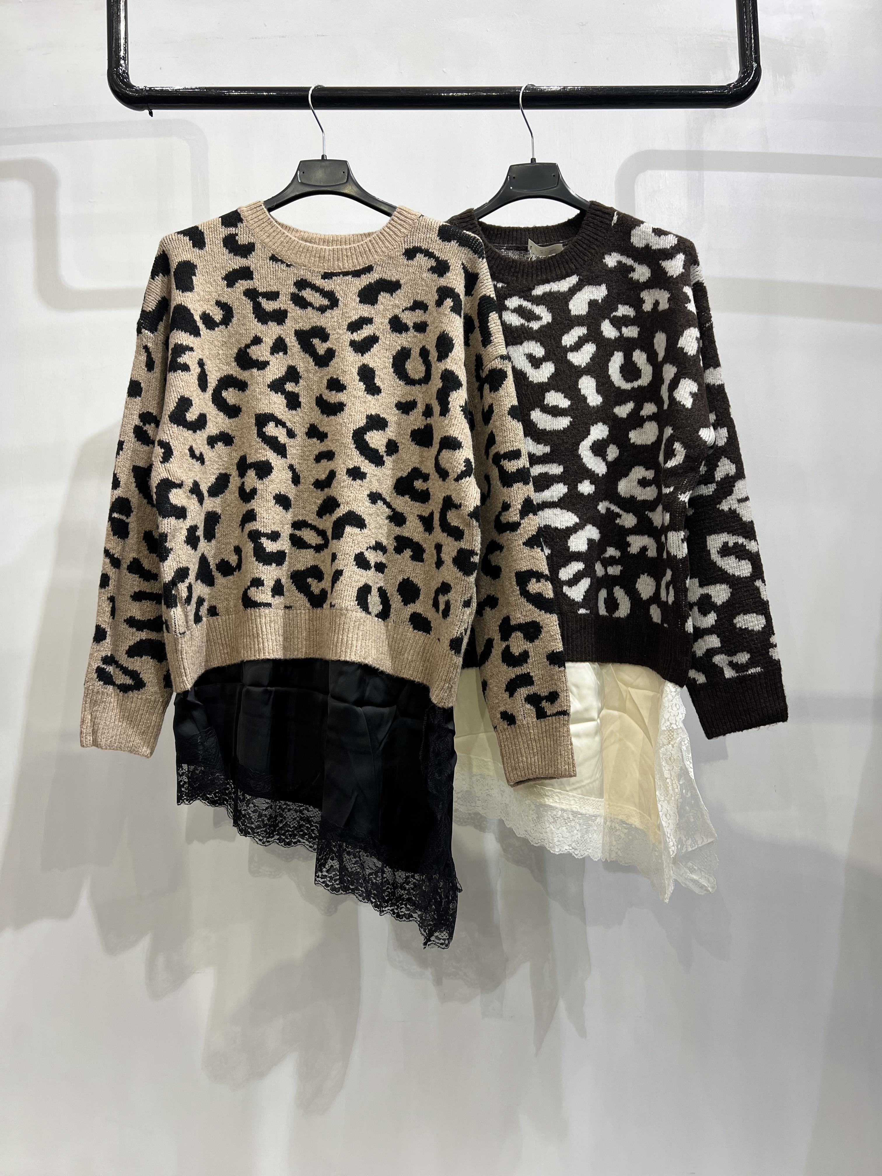 Maglione leopardato con inserto in pizzo