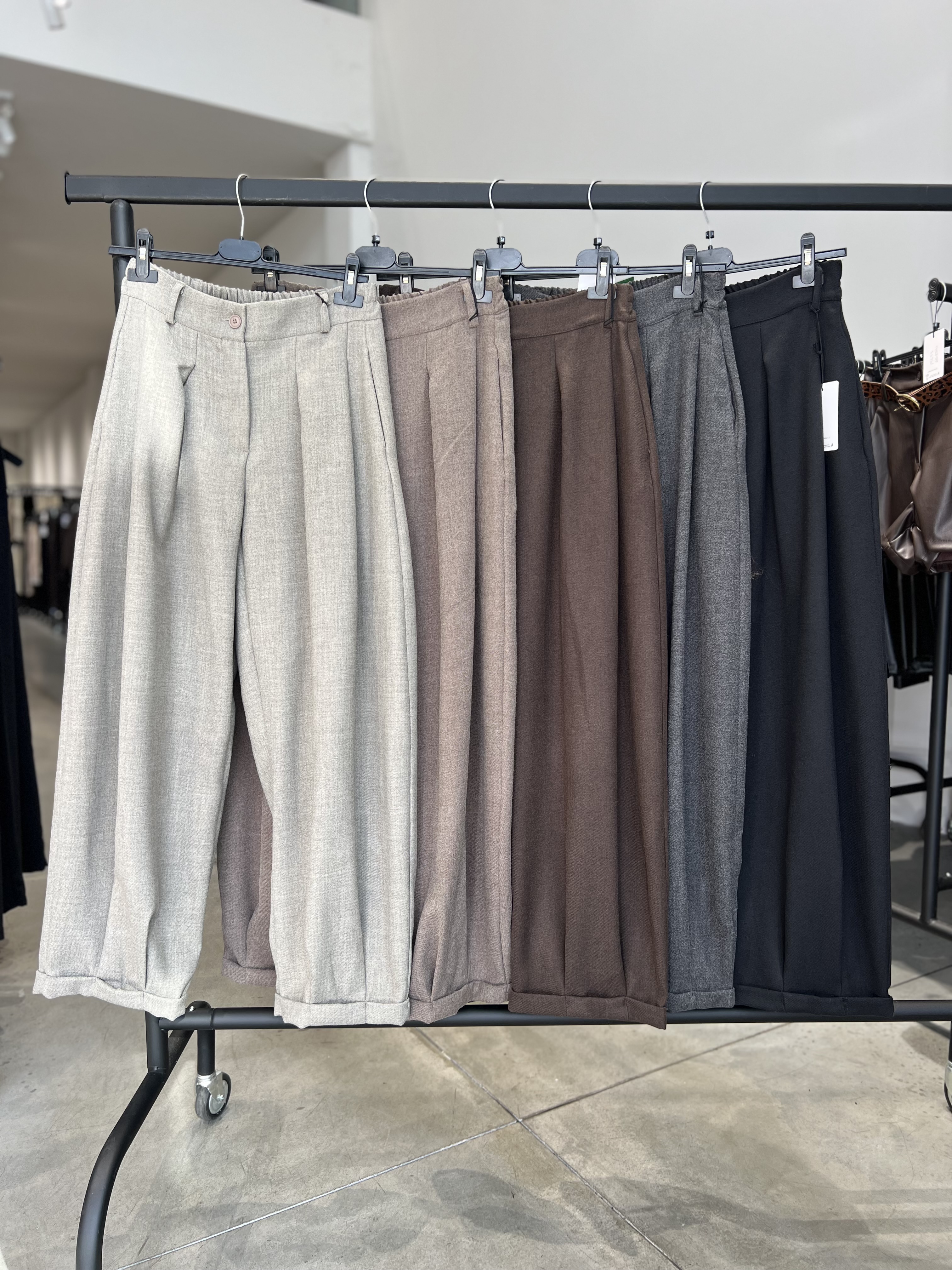 Pantaloni ampi con risvolto